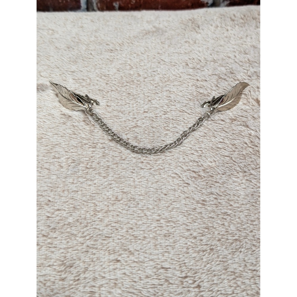 Vintage Style Silver Tone Leaf Cardigan Sweater Collar Clip Jewelry Accessory